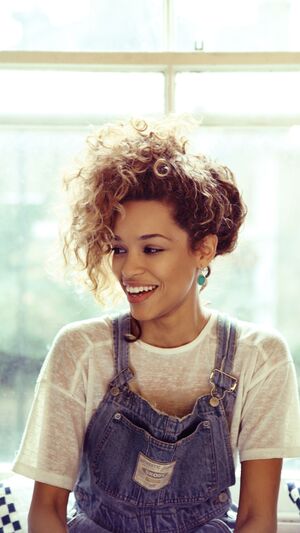 Izzy Bizu - White Tiger