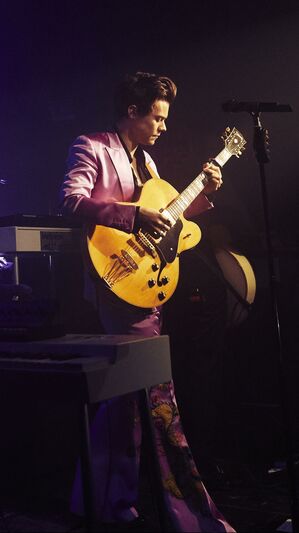 HARRY STYLES - GOLDEN