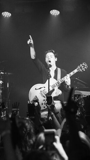 HARRY STYLES - TREAT PEOPLE WITH KINDNESS