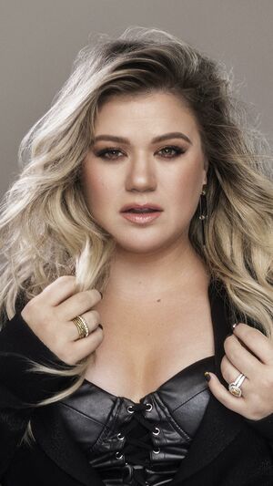 KELLY CLARKSON - UNDERNEATH THE TREE