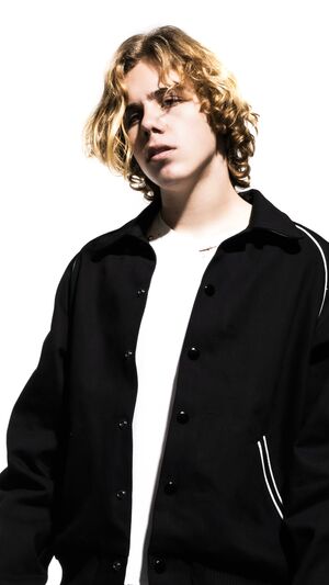 THE KID LAROI - SHE DON'T NEED TO KNOW