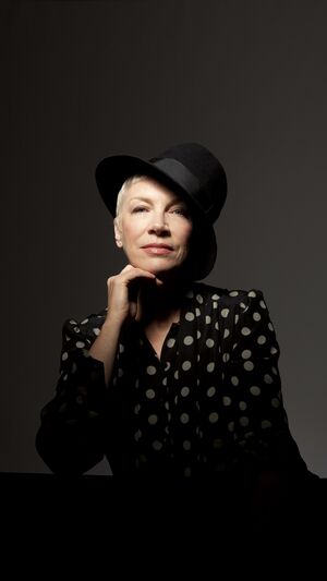 Annie Lennox - Walking On Broken Glass