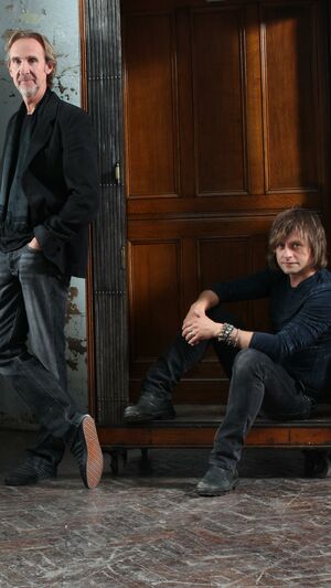 Mike & The Mechanics - A Beggar On A Beach Of Gold