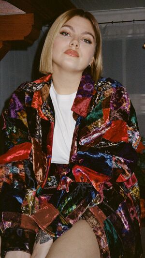 Louane - Santa Claus Is Coming To Town